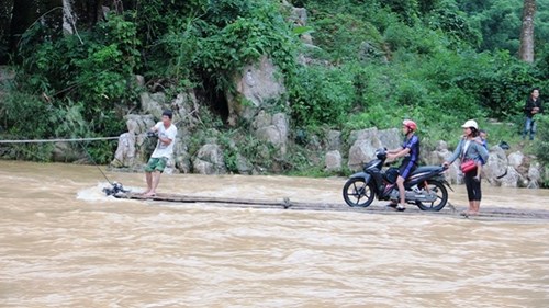 Rùng mình cảnh phụ nữ, trẻ em vượt sông Luồng bằng bè mảng