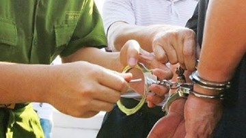 Công an đọc lệnh bắt Giám đốc ngân hàng Agribank ở Đắk Lắk