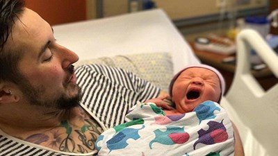 Người đàn ông chuyển giới đầu tiên mang thai đã sinh con