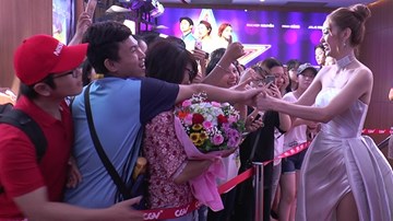 Minh Hằng 'béo ú' hạnh phúc trong vòng tay người hâm mộ