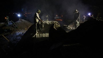 Khoan tảng đá khổng lồ tìm thi thể 12 người bị lũ cuốn mất tích