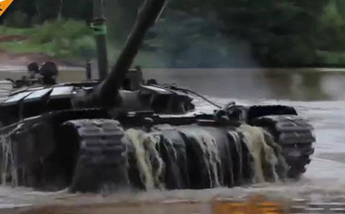 Ngoạn mục cảnh xe tăng T-72B3 Nga lặn dưới nước vượt sông