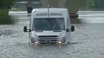 Xe buýt lội nước - giải pháp mới cho các đô thị thường xuyên bị ngập