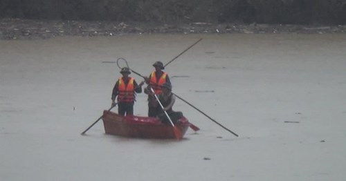 Hàng trăm chiến sĩ dầm mình dưới suối tìm kiếm người bị lũ quét cuốn trôi