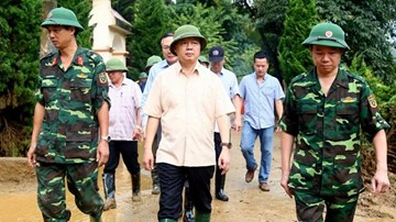 Cán bộ đi chơi golf: Bộ trưởng Trần Hồng Hà trả lời ngay tại vùng lũ