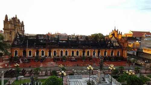 Cận cảnh nhà thờ cổ hơn 130 tuổi tan hoang sau vụ hỏa hoạn giữa đêm