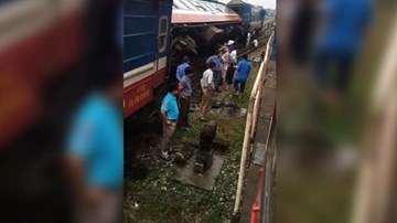 Tàu chở 120 người lật ngửa ngay trong ga tại Hà Nội