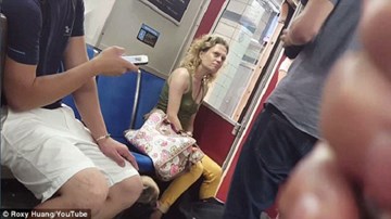 Video cô gái bạo hành, cắn chó cưng trên tàu điện ngầm