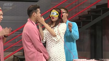 Hương Giang bịt mắt 