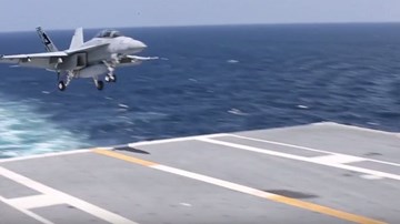 Tiêm kích F/A-18 hạ cánh trên tàu sân bay Ford