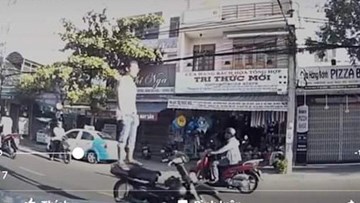 Thanh niên đứng trên xe máy phóng như bay