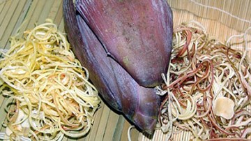 Bắp chuối ngâm hóa chất để ngoài trời cả ngày vẫn tươi, giòn, trắng