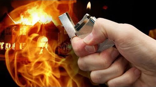 Khóa cửa ngoài, đốt nhà “dằn mặt” gia chủ