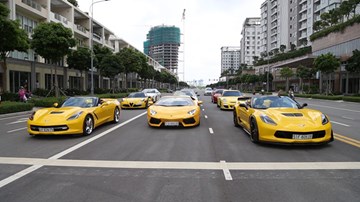 Siêu xe tụ họp, đốt lốp tại Sài Gòn