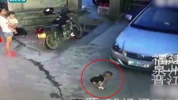 Bé trai bị ô tô chèn qua người, bà mẹ trẻ không thèm biểu lộ cảm xúc