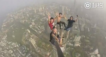 Du khách trèo lên tháp cao chụp ảnh tự sướng