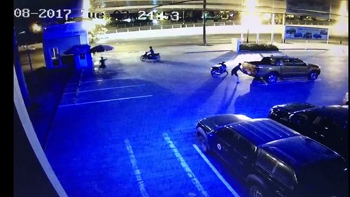 Cướp cầm kiếm lùa bảo vệ, tháo trộm camera của ô tô trong 30 giây ở Hà Nội