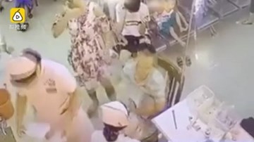 Mắc lỗi khi tiêm cho trẻ, y tá bị phụ huynh tát 'nổ đom đóm'