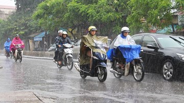 4 sai lầm nguy hiểm thường mắc phải khi đi xe máy trong mưa