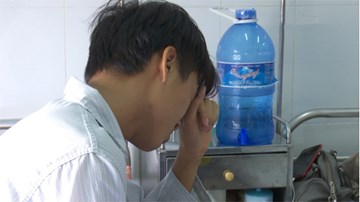 Nam sinh học giỏi hoảng loạn, tự đập đầu vào tường do quá stress