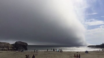 Mây khổng lồ lại xuất hiện như muốn nuốt chửng bãi biển ở Mỹ