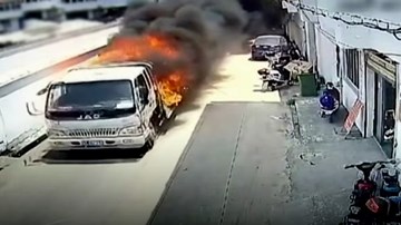 Video người hùng lái xe tải đang bốc cháy lao ra khỏi toà nhà gây sốt