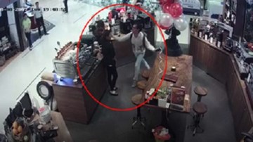 Người đàn ông to tiếng, thẳng tay tát nữ nhân viên mang bầu