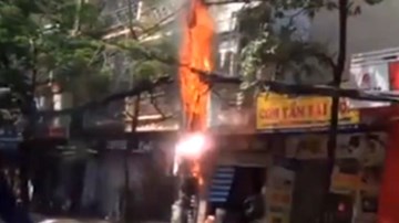 Hoảng hồn cột điện cháy nổ như pháo hoa trên phố Hà Nội