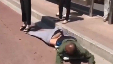 Giả tàn tật ăn xin trên phố, bị gái xinh lật tẩy bẽ bàng