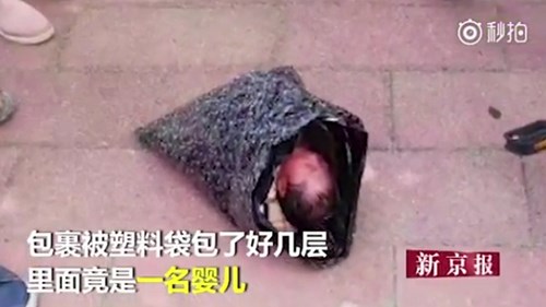Mẹ nhét con vào túi nhựa gửi tới trại trẻ mồ côi bằng chuyển phát
