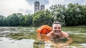 Chán nản vì tắc đường, một người Đức bơi đi làm hàng ngày