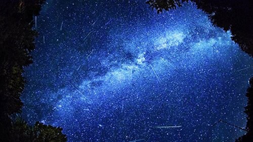 Trắng đêm ngắm mưa sao băng đẹp nhất trong năm