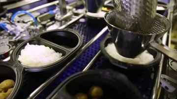 Xem công nghệ nấu cơm, chế biến thịt và rau củ không cần đầu bếp của Nhật