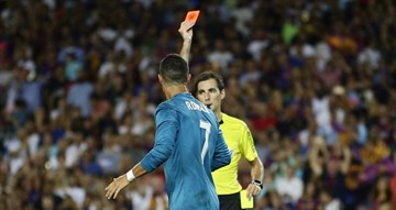 Ronaldo ghi siêu phẩm và bị đuổi, Real vùi dập Barca