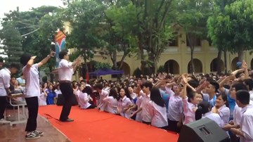 Khi thầy hiệu phó 'trường người ta' cùng '500 học sinh' nhảy rap cực nhiệt