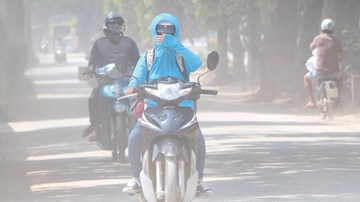 Hà Nội: Con đường bão bụi, bịt 2 khẩu trang không ăn thua