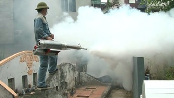 Máy cao áp phun 'trắng trời' ở nghĩa trang diệt muỗi