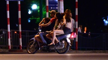 'Quái xế' chở 5 cô gái trên xe máy phóng ẩu, tông trực diện xe tải trên cầu