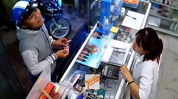 Vờ mua hàng, nam thanh niên cầm xấp thẻ cào 400.000 đồng bỏ chạy