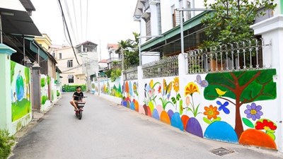 Đường làng ngập tràn sắc màu tranh bích họa ở Hà Nội