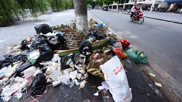 Cả thị xã tràn ngập rác, nguy cơ bùng phát dịch sốt xuất huyết