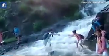 Học sinh băng qua dòng nước chảy xiết để kịp tới lớp