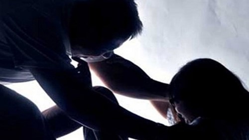 Xin trú mưa rồi hiếp dâm bé gái