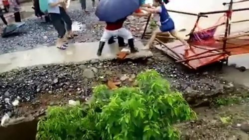 Vừa đặt chân lên bờ thì cầu sập, cô gái may mắn thoát khỏi lưỡi hái Tử thần