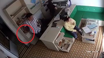 Chờ lấy hóa đơn trong cây xăng, nhanh tay 