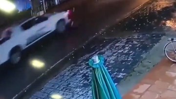 Lao sang đường như tên bắn, cậu bé bị ô tô tông ngã sấp mặt