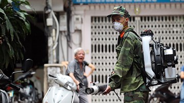 Bộ đội Thủ đô vác “vòi rồng