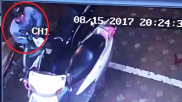Tên trộm táo tợn bẻ khóa 