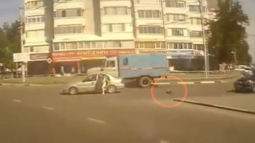 Không đóng chặt cửa xe ô tô, em bé văng xuống đường