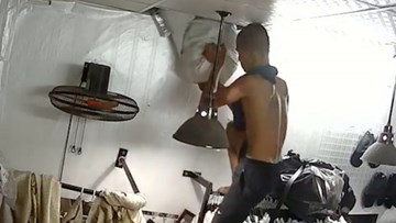 Bi hài: Trộm vô tình chỉnh camera thẳng vào mặt